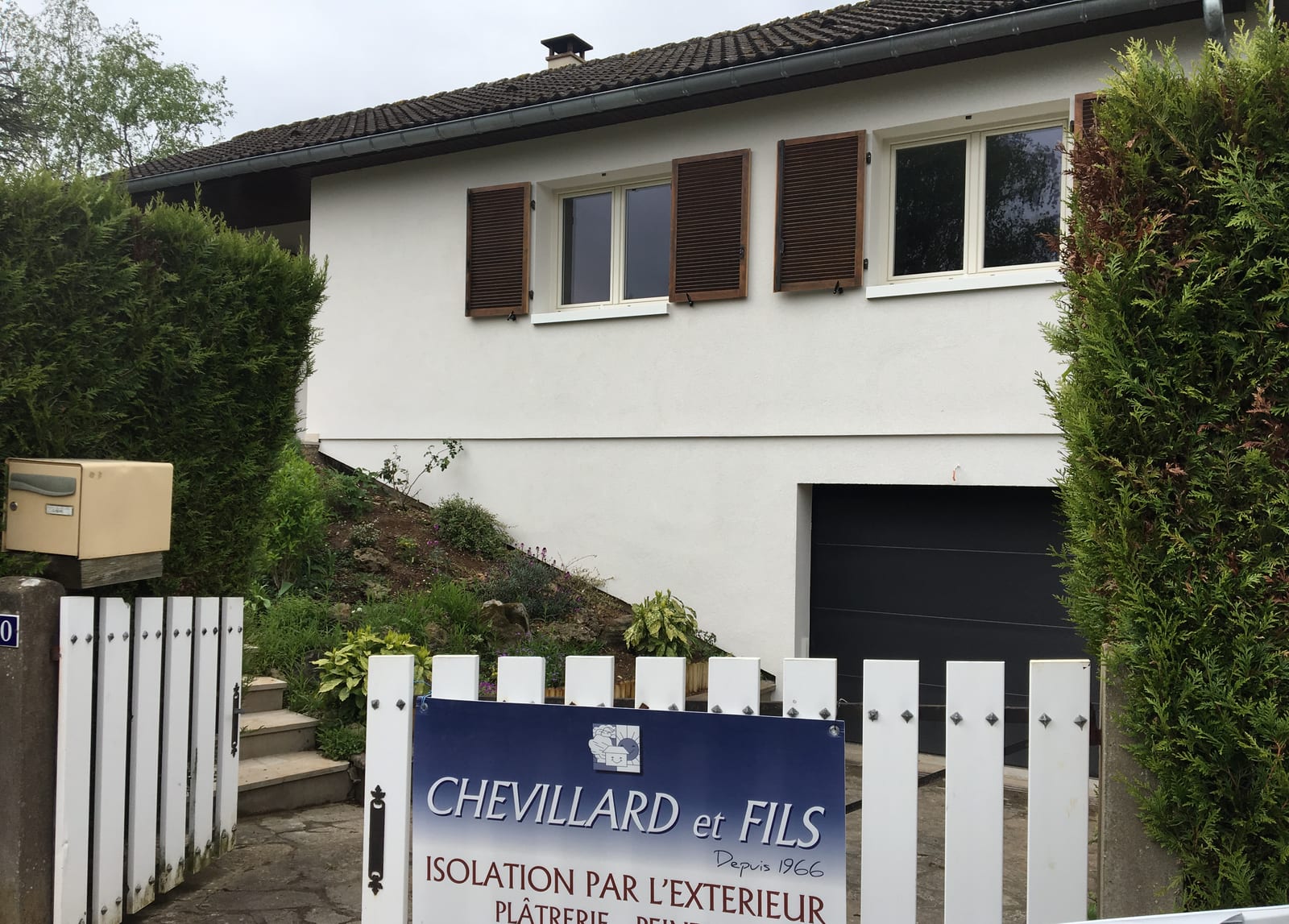 Maison terminée avec le panneau de chantier Chevillard et Fils