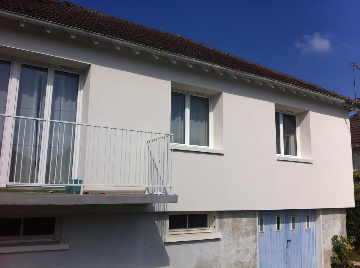 Maison isolée par l’extérieur, enduit clair et volets gris, balcon, Auxerre