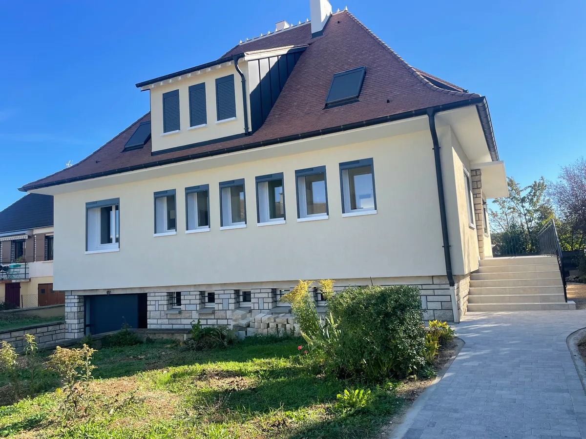 Grande maison à lucarnes isolée par l'extérieur, enduit crème neuf, soubassement en pierre conservé