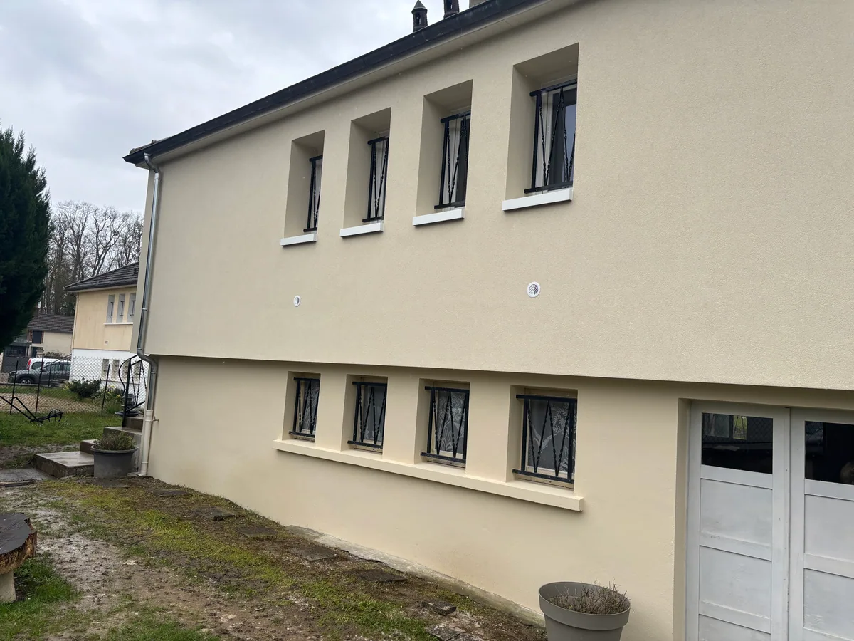 Façade latérale isolée par l’extérieur, enduit beige, Auxerre