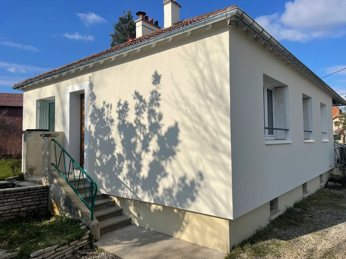 Pavillon isolé par l’extérieur, façade blanche au soleil, Avallon