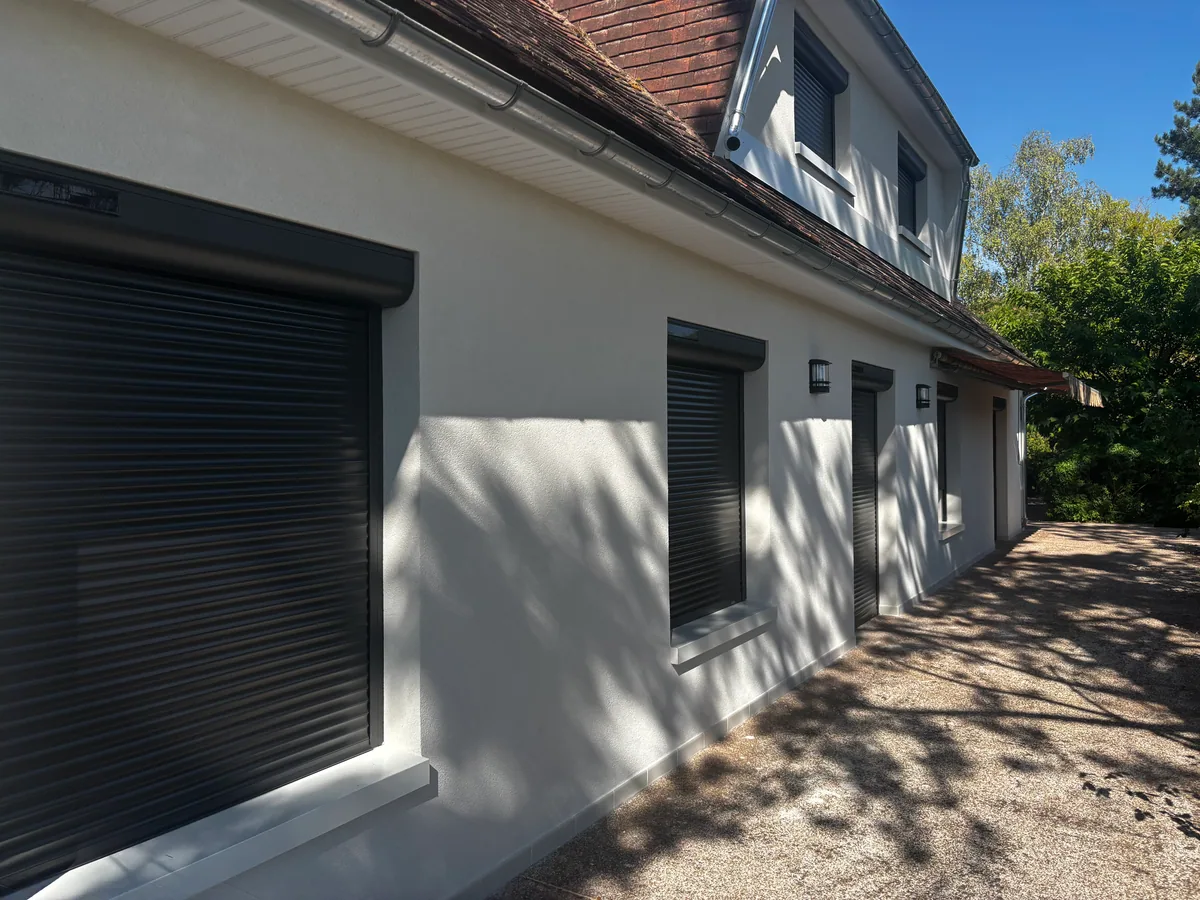 Façade latérale isolée par l’extérieur, volets roulants reposés, Joigny