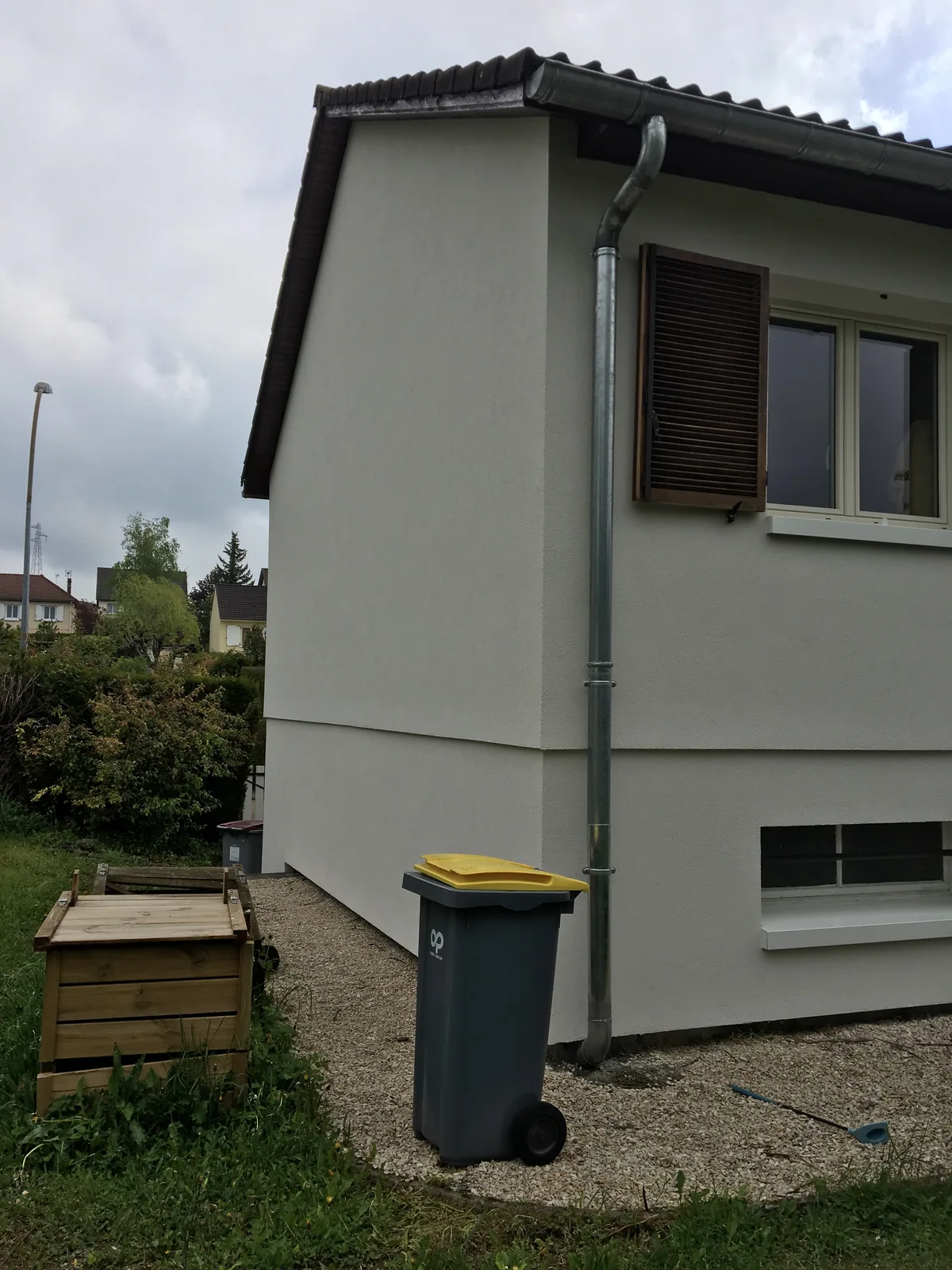 Façade latérale isolée par l’extérieur, enduit blanc, fenêtres à volets marron, Tonnerre
