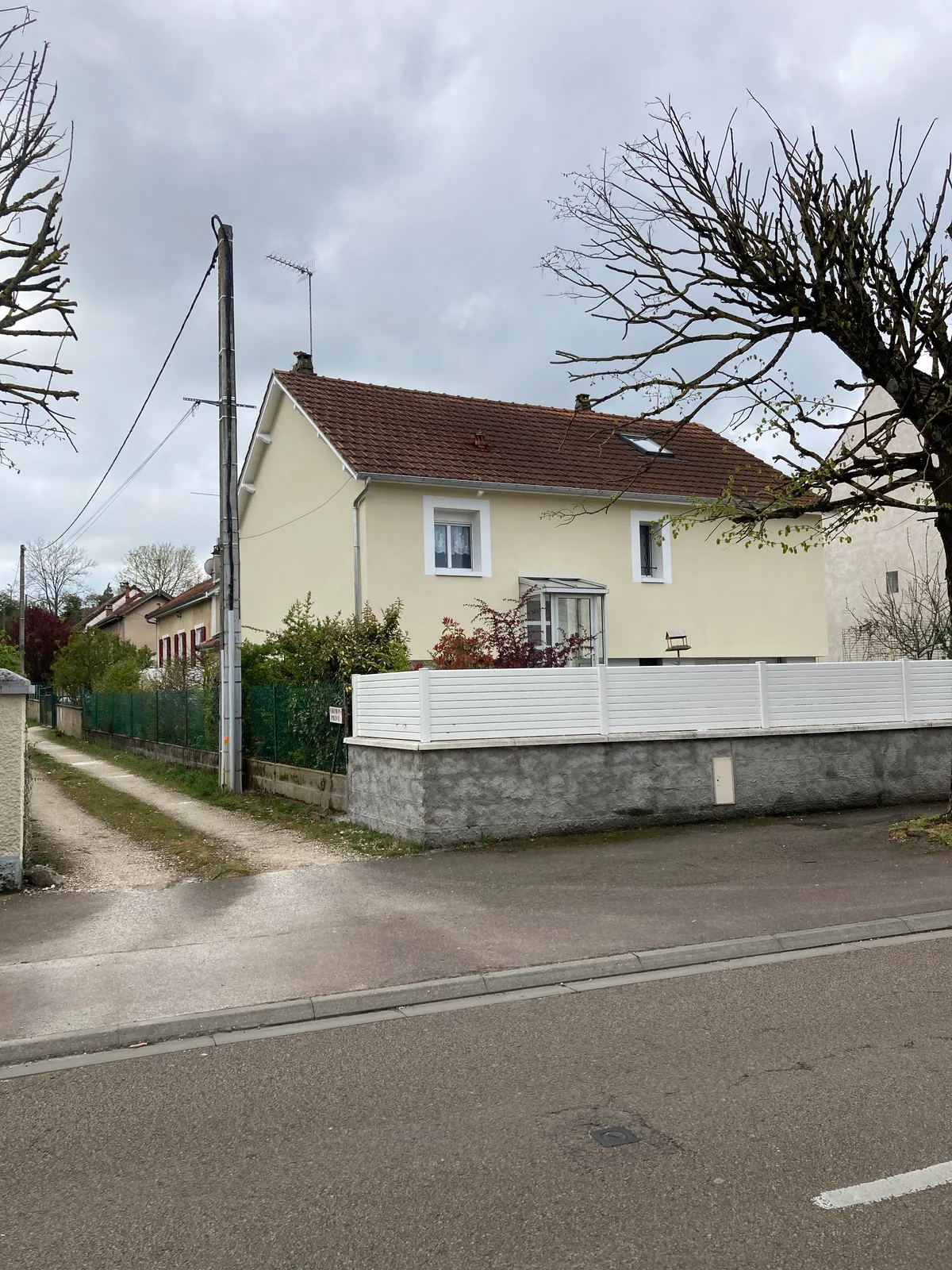 Pavillon isolé par l’extérieur vu depuis la rue, Auxerre