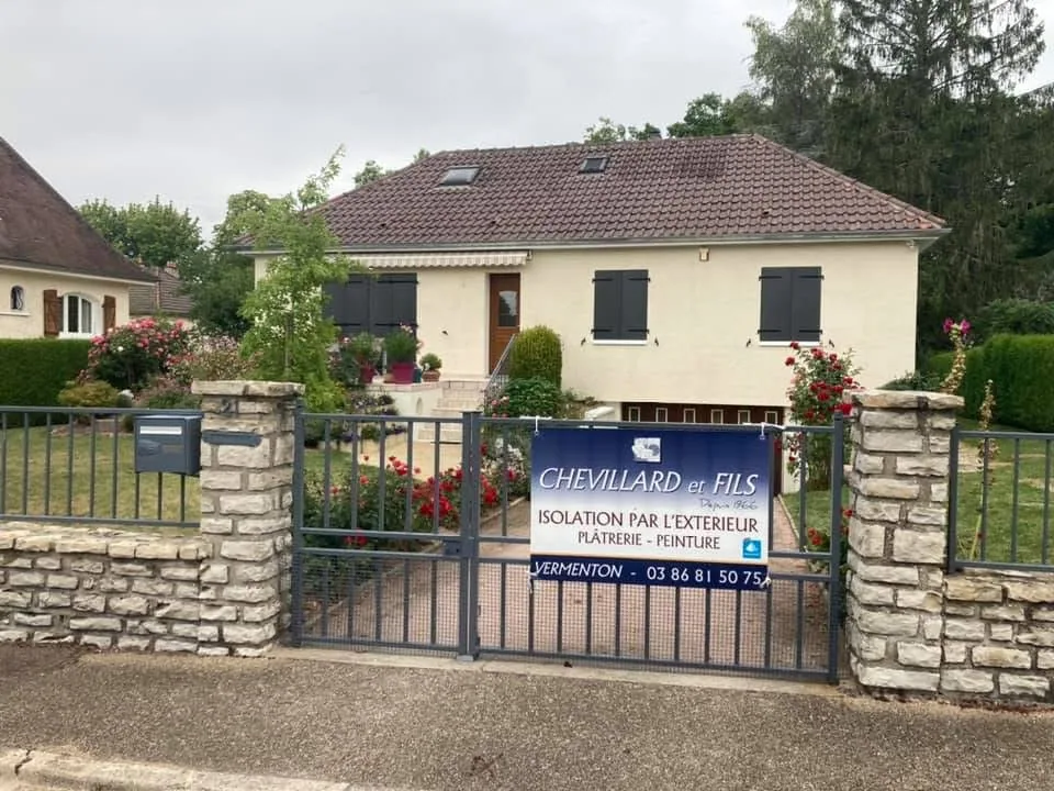 Maison isolée par l’extérieur avec le panneau de chantier Chevillard et Fils sur le portail, Avallon