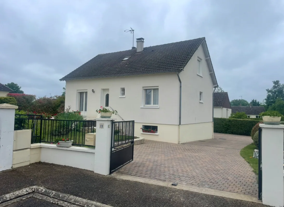 Maison isolée par l'extérieur, enduit neuf clair, vue depuis la rue