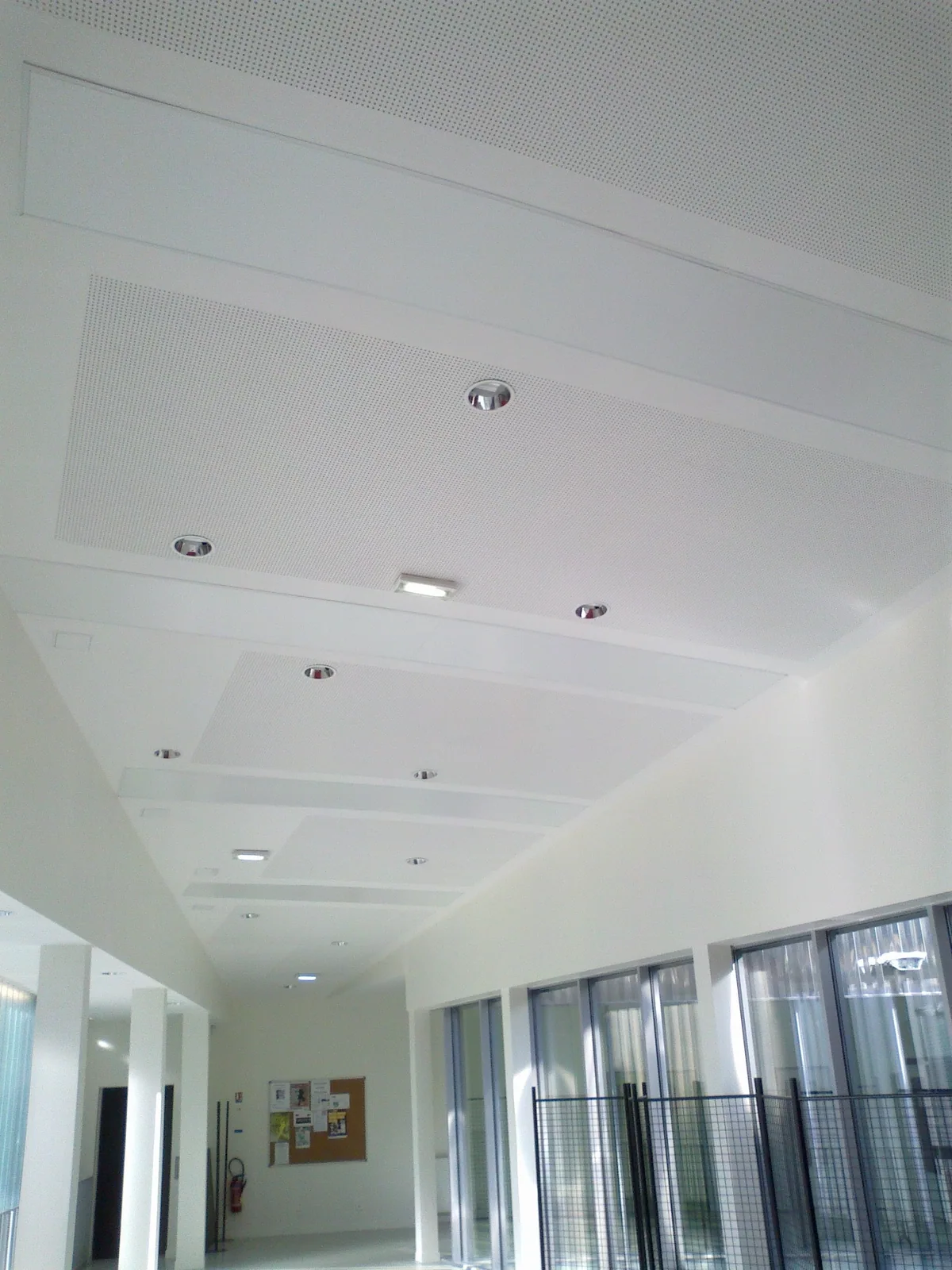 Faux plafond blanc avec spots encastrés dans un pôle éducatif