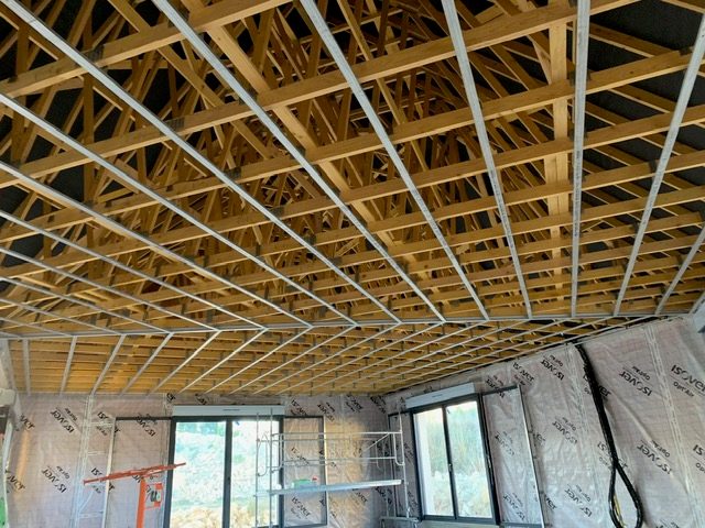 Ossature métallique de plafond sous fermettes