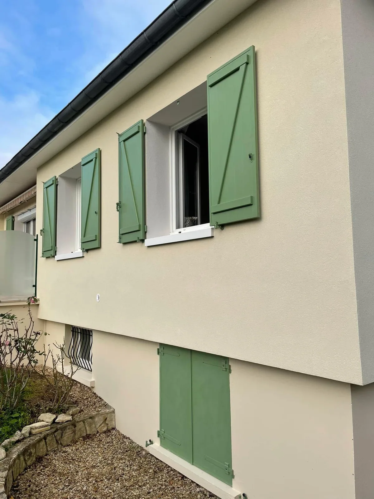 Isolation par l’extérieur à Saint-Georges-sur-Baulche (2023) : détail : volets reposés