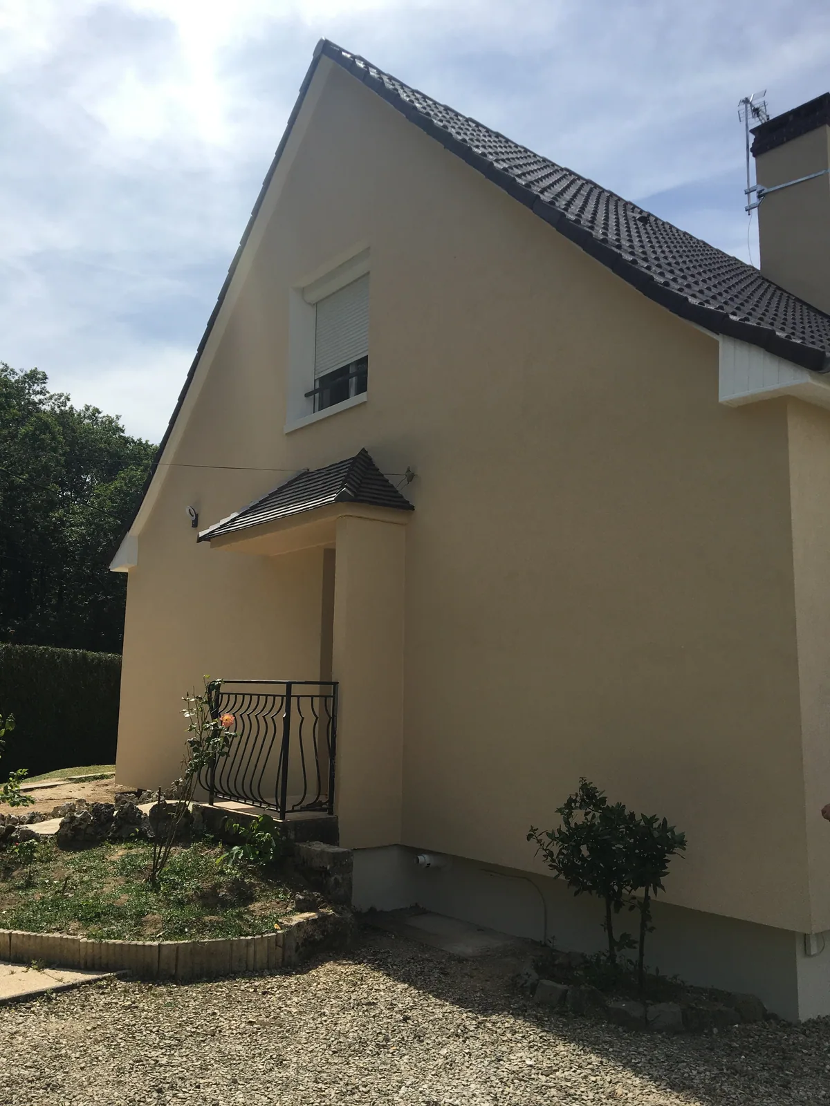 Isolation par l’extérieur à Avallon (2019) : angle de la maison