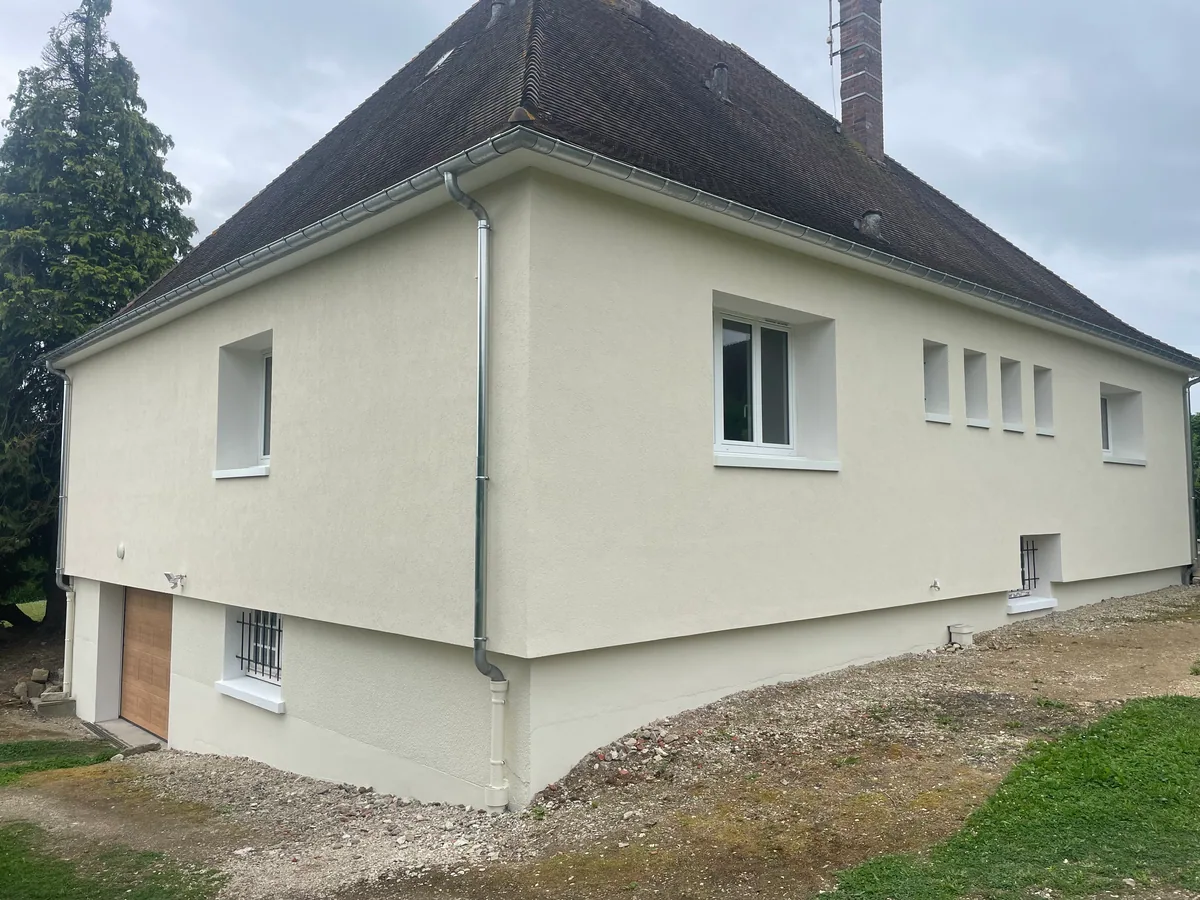 Isolation par l’extérieur à Mont-Saint-Sulpice (2025) : angle de la maison