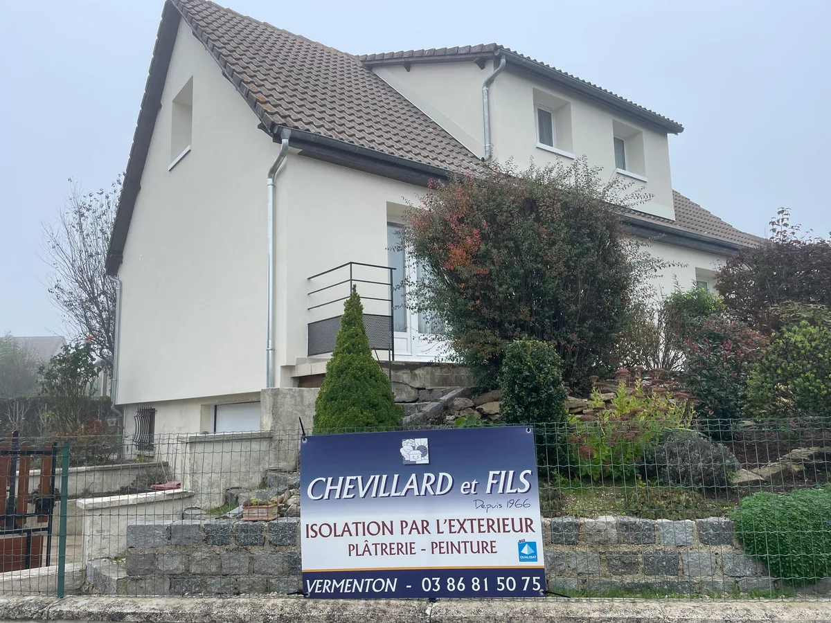 Isolation par l’extérieur à Charbuy (2024) : façade sur rue
