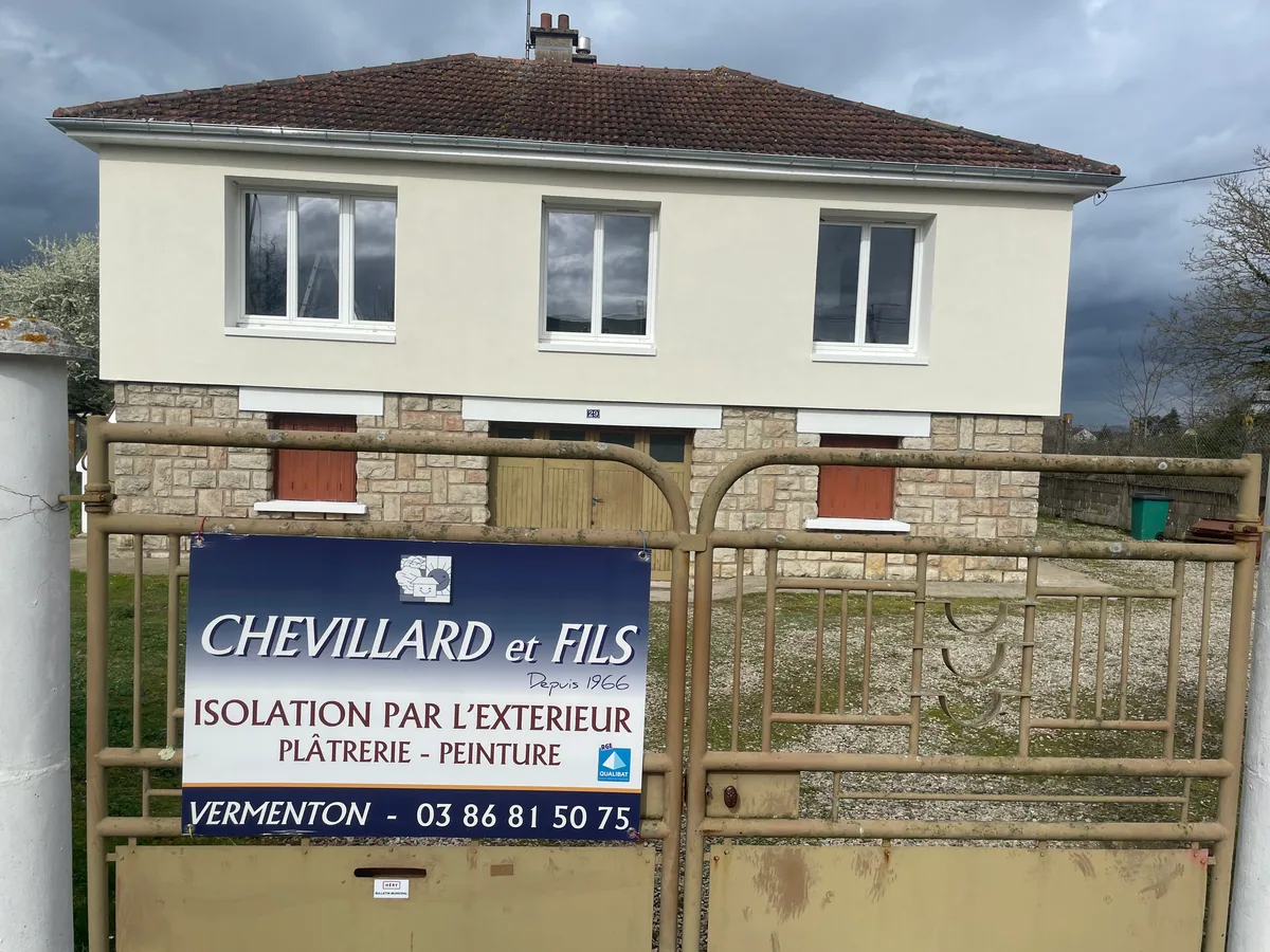 Isolation par l’extérieur à Héry (2024) : façade sur rue